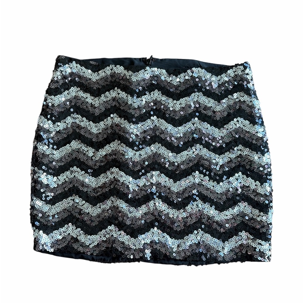 2B Bebe Sequin Mini Skirt Black and Silver Chevron Pattern Size Small Lined